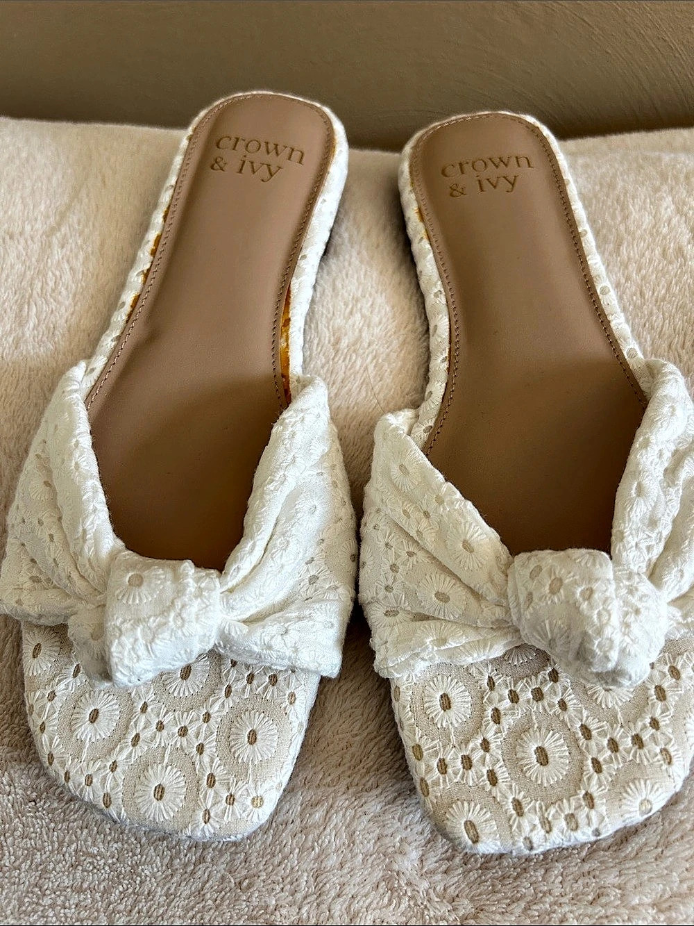 Crown & Ivy White Floral Bow Mules Like New